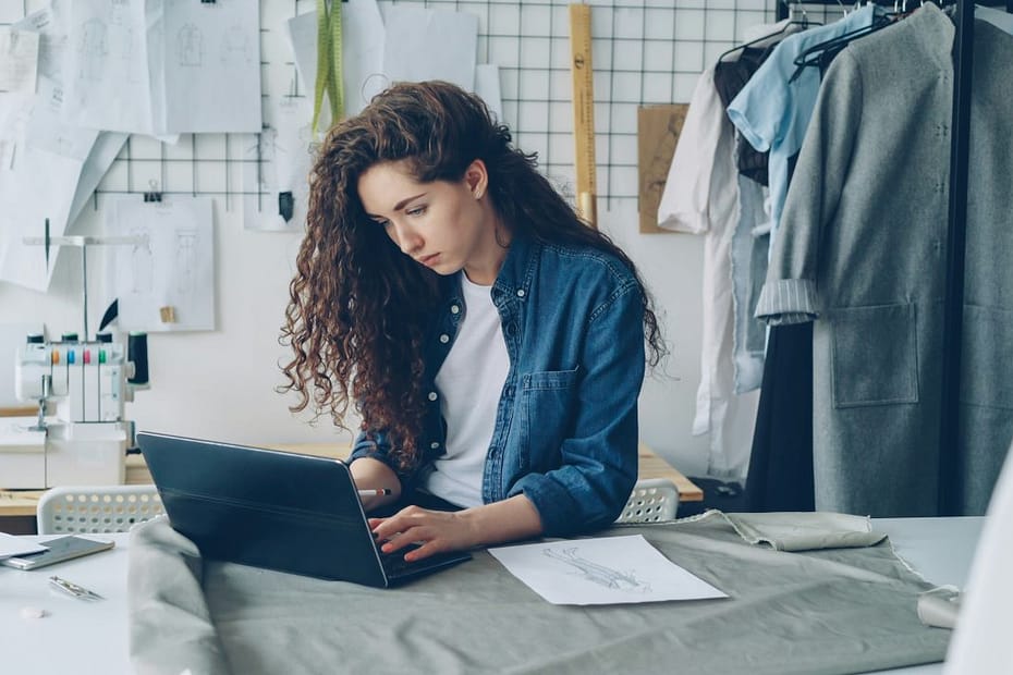 Small business owner and designer completes her SA103 self-assessment online.